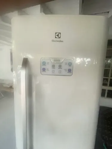 Geladeira Electrolux da linha Inverse (Bottom Freezer) com 454 litros branca 220v.