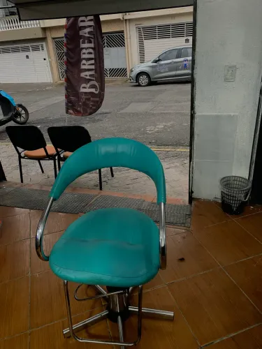 2 cadeiras e um lagarto rio de barbearia em ótimo estado 
