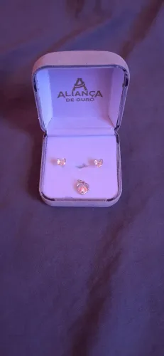 Vendo um par de brincos e um pingente de ouro. Ambos em formato de coração.