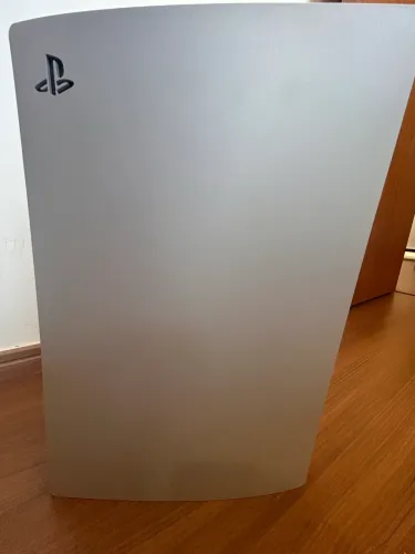 Ps5 com 825 gb funcionado muito bem só com alguns arranhões na entrada USB 