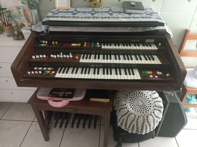 Vendo órgão Gambit de três teclados  pra tirar peças