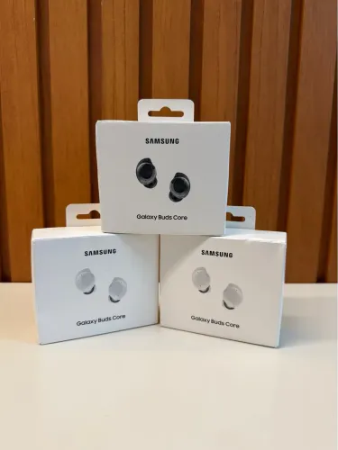 fones de ouvido Bluetooth Samsung Galaxy Buds Core.