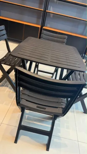 Jogo de mesa dobrável plástica com 04 cadeiras
