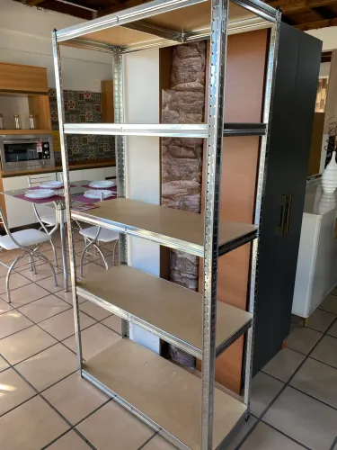 Estante de alumínio com MDF