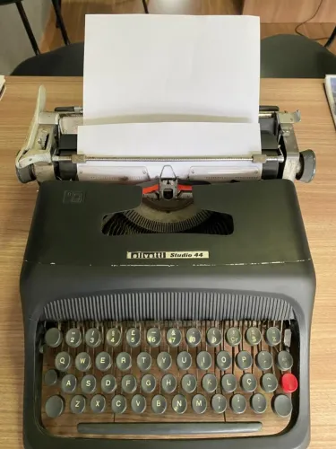 Máquina de escrever OLIVETTI STUDIO 44 em bom estado para uso