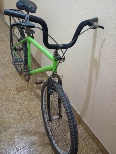 Bicicleta Verde com Bagageiro - Ideal para o Dia a Dia e Passeios