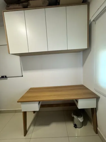 Armário e mesa para escritório