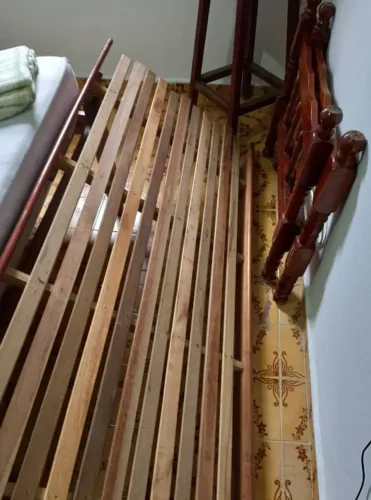 Cama de madeira maciça tamanho solteiro com colchão de espuma D33 com capa