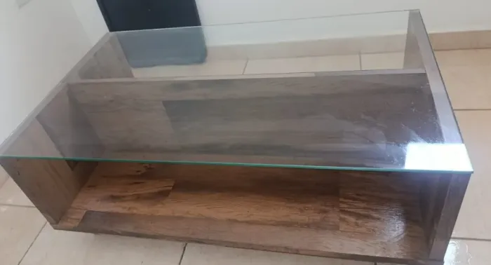 Mesa de Centro Moderna com Vidro e Espelho Interno - Oportunidade