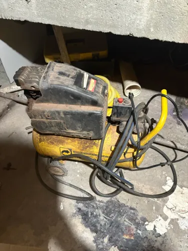 Compressor De Ar 8,2 Pés 2hp 24 Litros