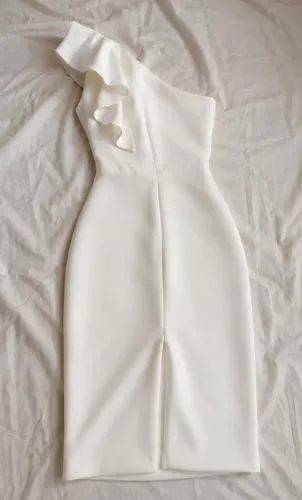 Vestido de Coquetel Branco Elegante com Babados e Bandagem.