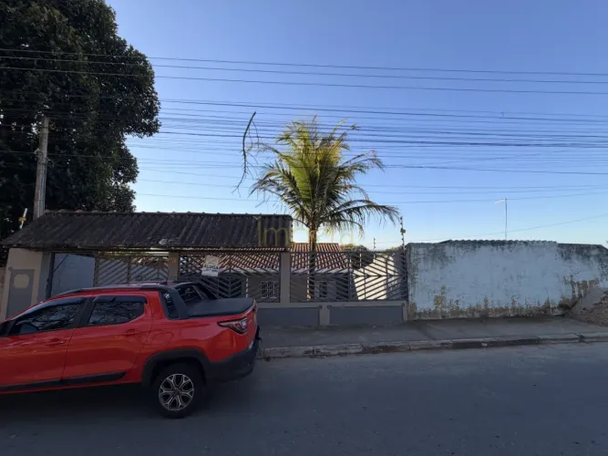 Casa térrea com 2 dormitórios e 3 garagens para locação no Majestic na zona leste em São J