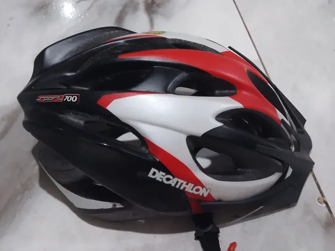 Capacete para esportes radicais.