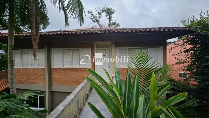 Casa à venda no Miolo da Granja com 1.186,80m de terreno e 202m privativos.