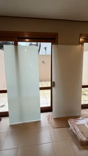 Porta de vidro de correr, uma folha fixa e outra de correr
