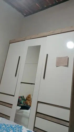 Guarda roupa sem marcas de uso 