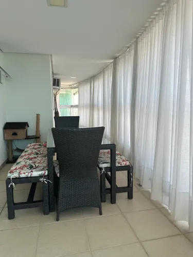 Vendo linda mesa de varanda com tampo em vidro com 2cadeiras e 2bancos alcochoadas . !