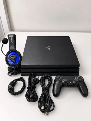 PS4 Pro 1TB + Controle Original + Headset + 7 Jogos - Excelente Estado