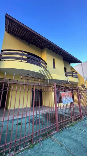 Casa para locação com aproximadamente 220m², 2 pavimentos, 5 quartos, 3 banheiros, vaga de