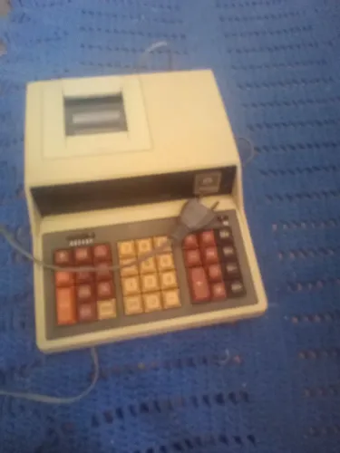 calculadora de mesa antiga com impressora da marca Dismac