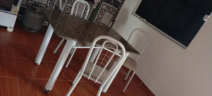 Mesa de Mármore com Cadeiras
