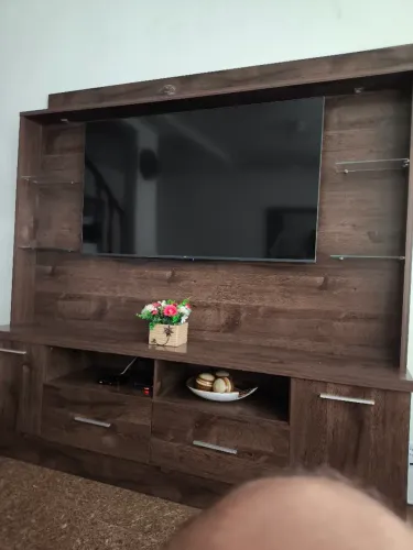 Rack com painel integrado para TV
