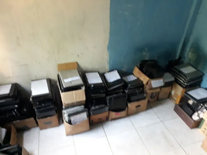 Carcaças de notebooks..estão vazias ...