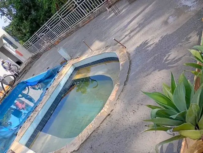 Execução de pedras ao redor da piscina