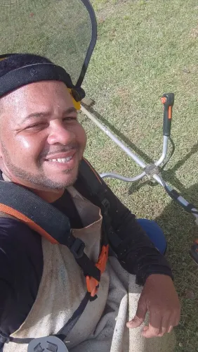 Vaga disponível para jardineiro ou ajudante que saiba trabalhar com máquinas !!!