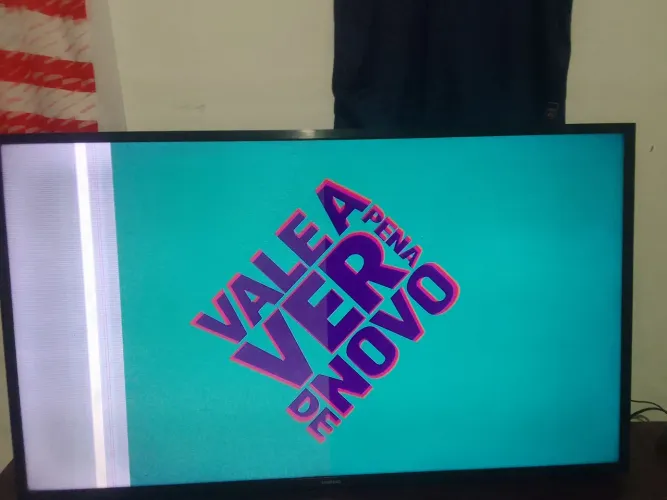 VENDO SMART TV DE 43 COM LISTRA NO CANTO MAS DA PRA ASSISTIR NORMAL NÃO TEM CONTROLE 88698