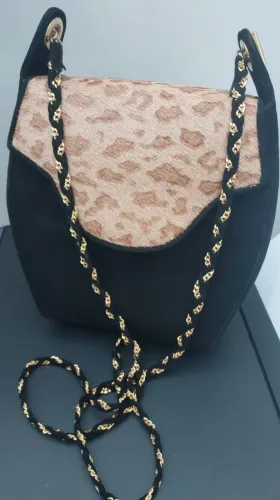 Bolsa animal print com veludo 