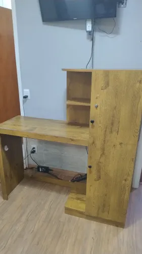 1 Escrivaninha e 1 mesa escritório