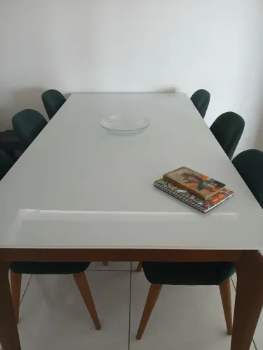 Vendo mesa de seis lugares sem as cadeiras