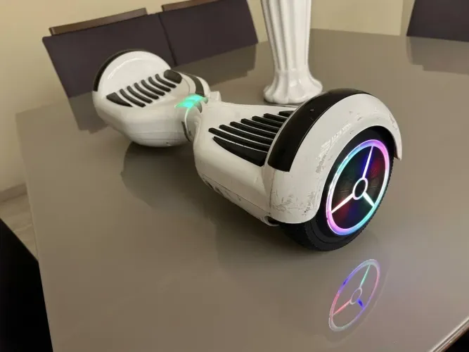 Hoverboard Skate Elétrico 6.5" com Bluetooth, LED e Alça de Transporte e carregador