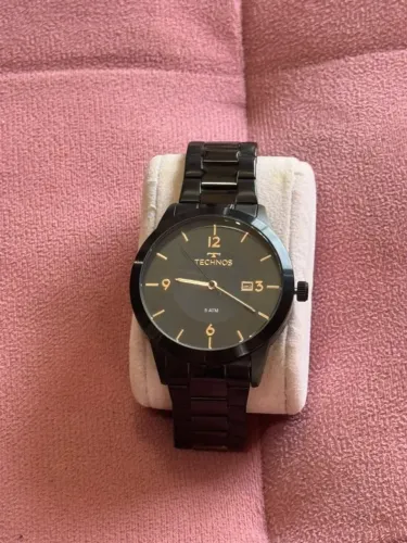 Relógio Technos preto com números em tom dourado
