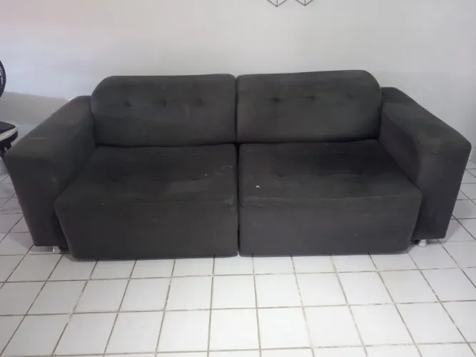 Sofá de 2 lugares cinza confortável 