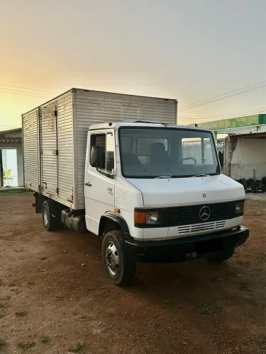 Mercedes 710 2000 com bau facchini
