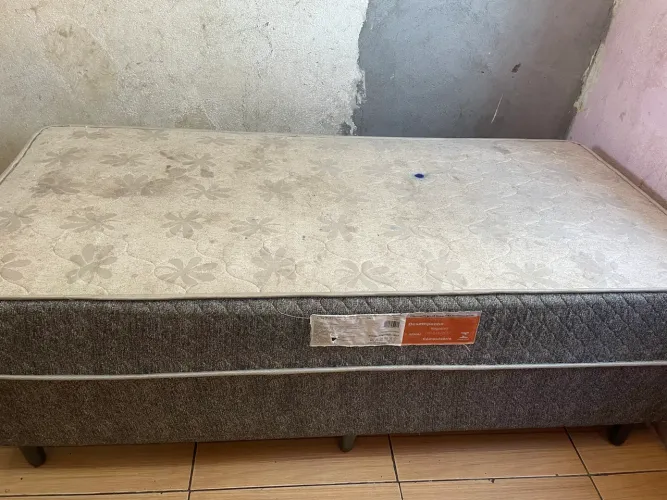 Vende-se uma cama box, um mini guarda roupa solteiro e um freezer usado 