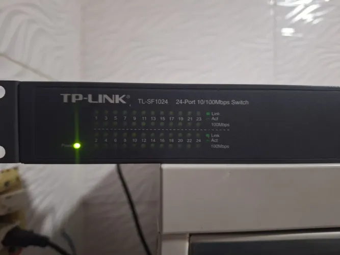 Switch TP-Link TL-SF1024 24 Portas Fast Ethernet 10/100 Mbps (Com Abas de Rack)