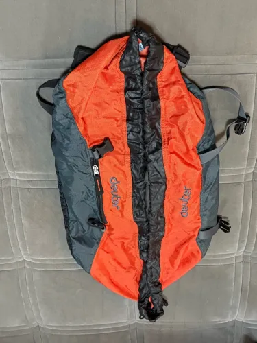 bolsa de corda Deuter Gravity Rope Bag (nas cores laranja e cinza escuro/petróleo)