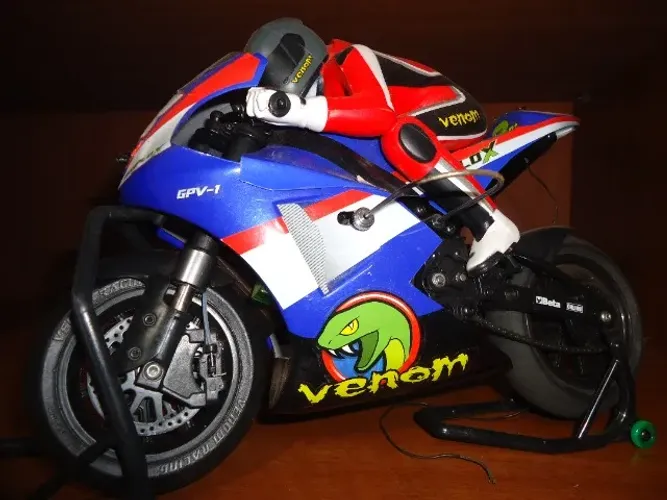 Moto  escala 1/8 da Venom GPV-1 Pro com controle e manuais.