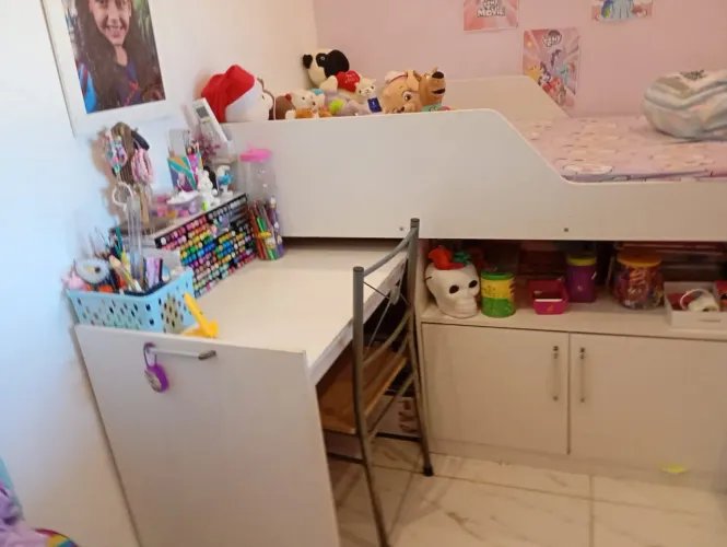 Cama com escrivaninha acoplada