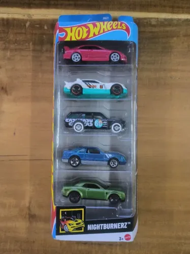 Kit com 5 carrinhos Hotwheels Lacrados