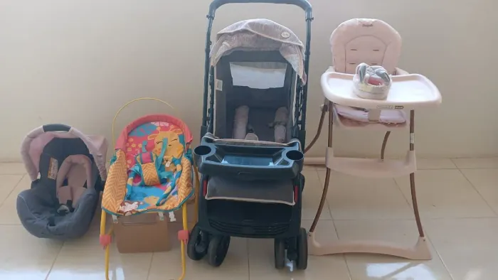 Carrinho de bebê e outros.