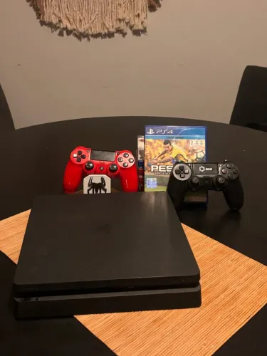 Ps4 slim 1tb + 2 controles (um é paralelo) + alguns jogos (com caixa)