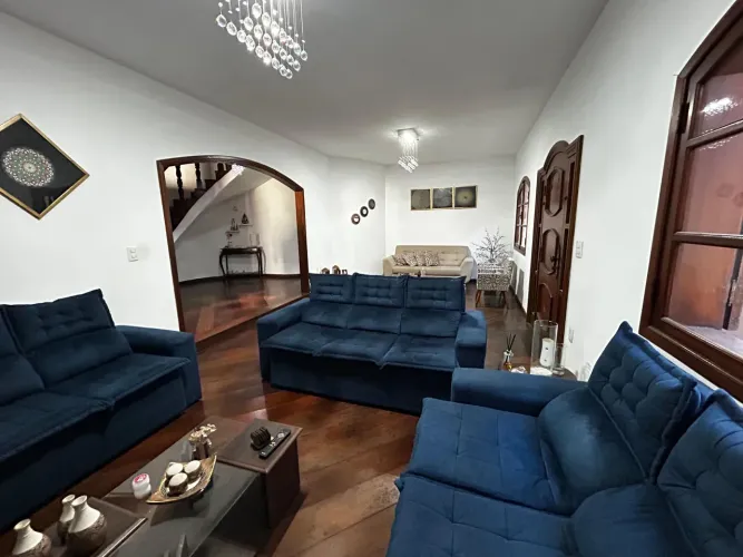 Casa com 6 Quarto(s) e 6 banheiro(s) para Alugar, 500 m² por R$ 6000 / Mês