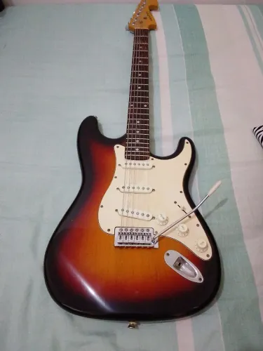 Vendo uma guitarra Tagima em ótimo estado de conservação.
