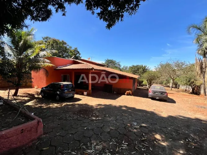ÁREA/ TERRENO