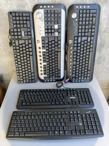 Lote com 5 Teclados PS/2 (Porta Roxa) - Usados - Funcionando - Para Peças/Uso