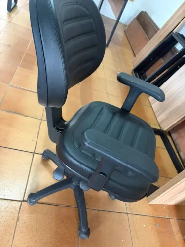 Cadeira Executiva em conformidade c/ NR17 C/ costura  ajuste nos braços regulagem vertical